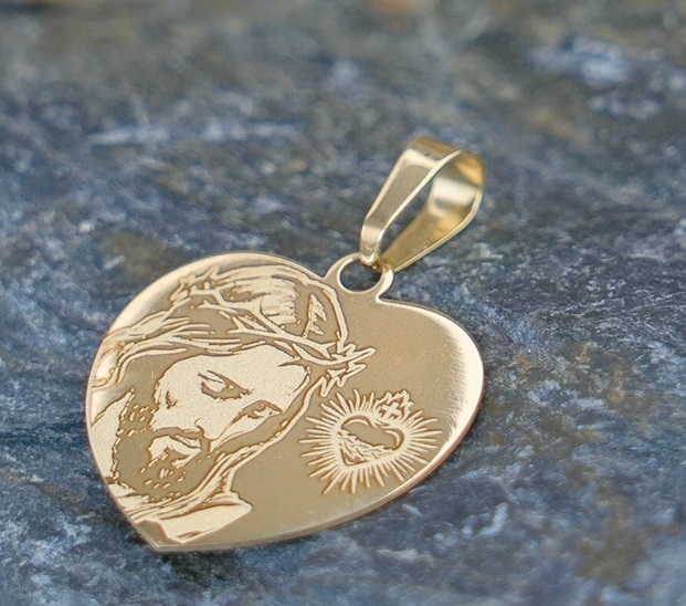 złote medaliki i krzyżyki